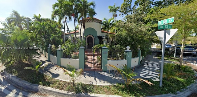 view of front of home with stucco siding, a gate, and a fenced front yard
