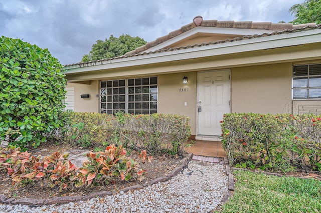 property entrance featuring stucco siding