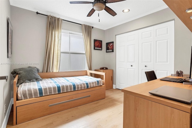 bedroom with a closet, a ceiling fan, light wood-style floors, crown molding, and recessed lighting