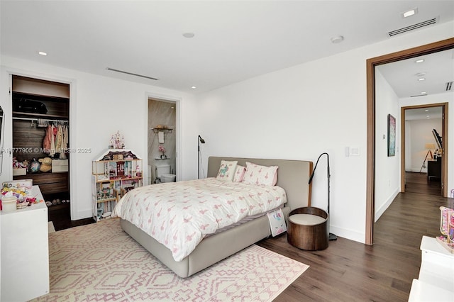 bedroom featuring visible vents, a closet, wood finished floors, baseboards, and recessed lighting