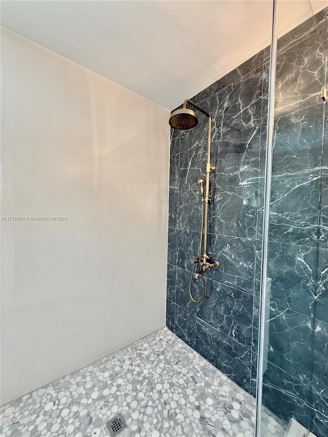 full bath with tiled shower