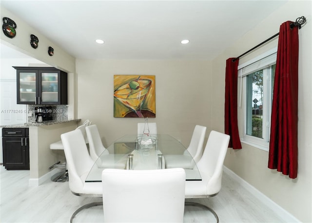 dining area with recessed lighting, light wood-type flooring, and baseboards