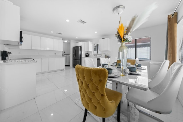 dining room featuring recessed lighting, visible vents, and washing machine and clothes dryer