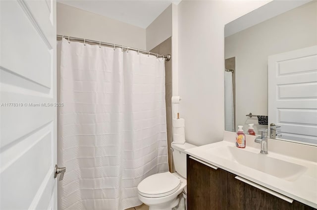 4740 NW 84th Ct Unit 32, Doral, FL 33166 - bathroom with curtained shower, toilet, and vanity