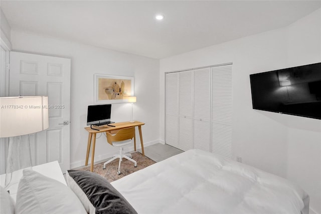 bedroom with baseboards, recessed lighting, and a closet