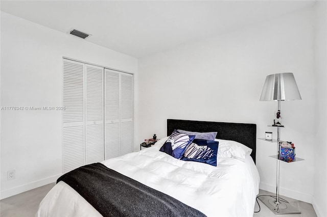 bedroom with visible vents, baseboards, carpet floors, and a closet