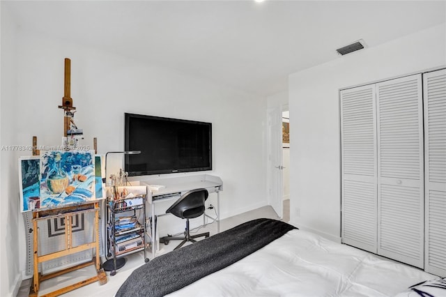 bedroom with baseboards, visible vents, and a closet