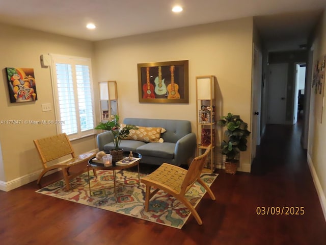 living area featuring recessed lighting, baseboards, and wood finished floors