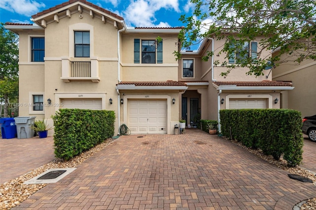 1091 NW 33rd Ct, Pompano Beach, FL 33064 - view of front facade featuring a tile roof, an attached garage, driveway, and stucco siding
