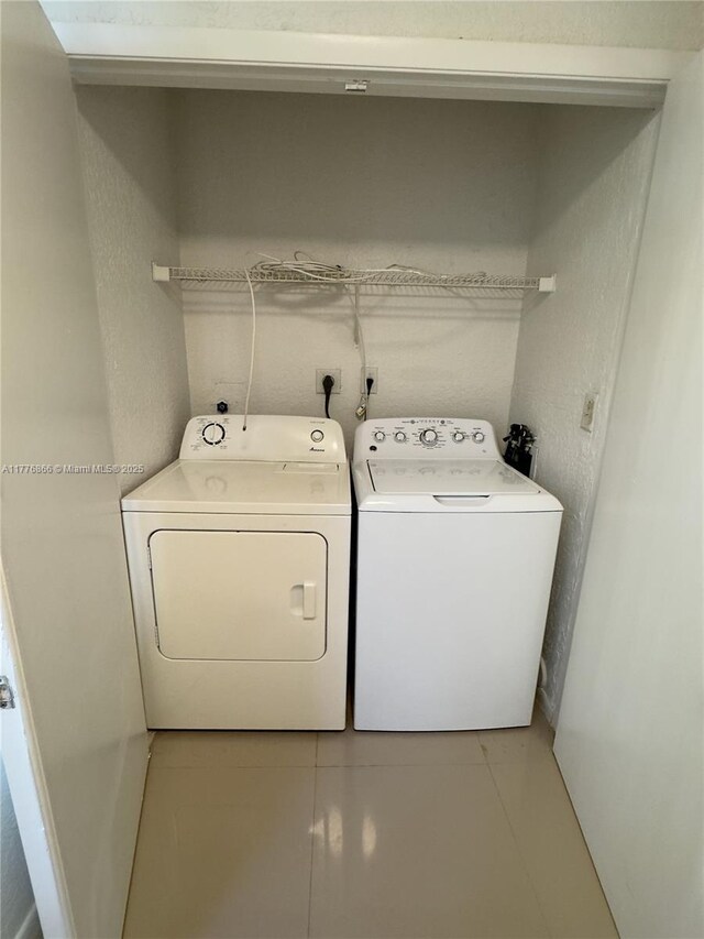 washroom featuring washing machine and clothes dryer