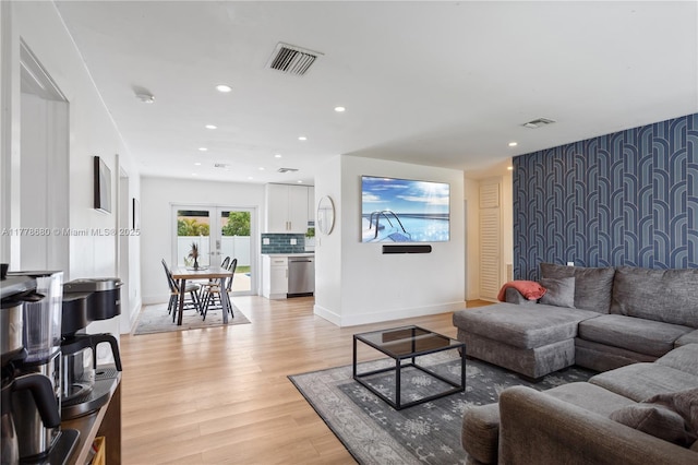 living area featuring baseboards, recessed lighting, visible vents, and light wood finished floors