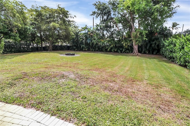 view of yard with a fire pit