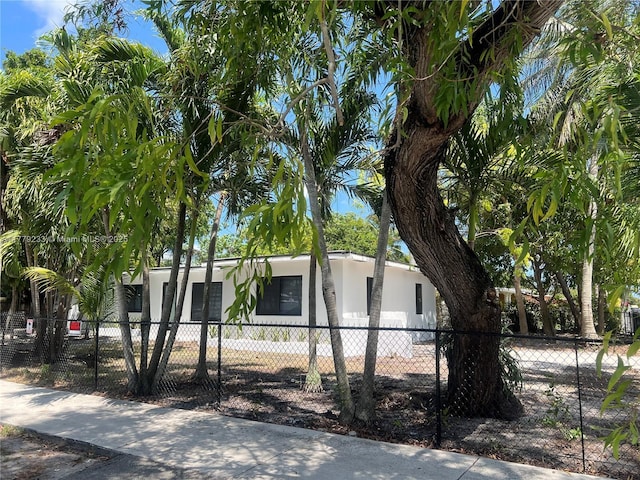 view of front of property featuring stucco siding and a fenced front yard