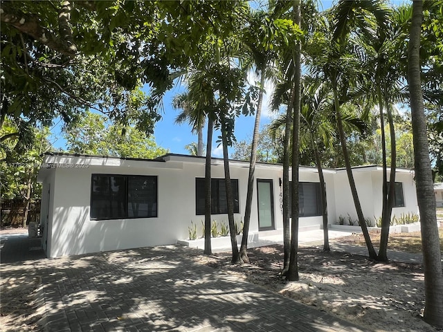 view of front of property featuring stucco siding