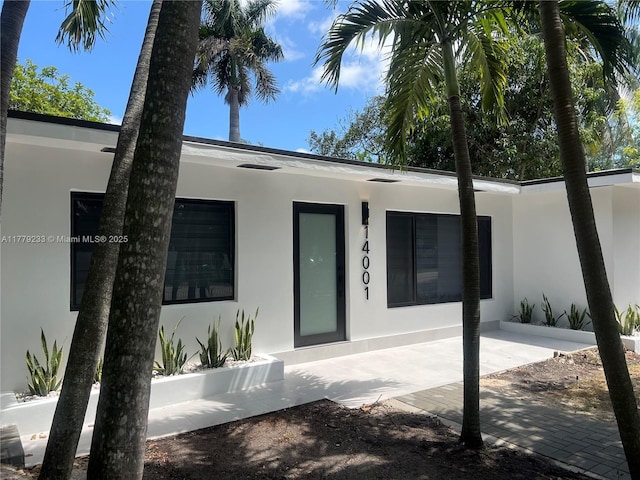 view of front facade featuring stucco siding