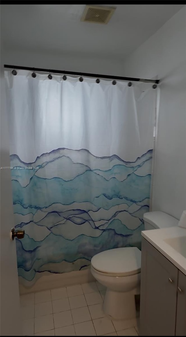 full bath featuring curtained shower, visible vents, toilet, and vanity
