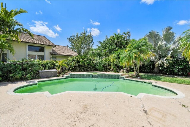 4622 NW 100th Ter, Coral Springs, FL 33076 - view of swimming pool with a patio area and a pool with connected hot tub