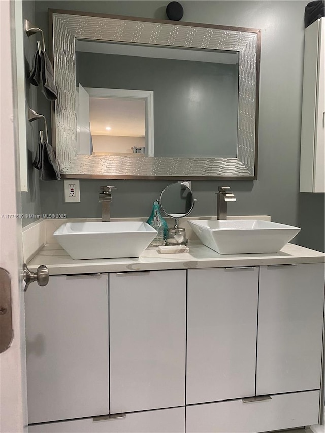 428 N Crescent Dr, Hollywood, FL 33021 - bathroom featuring double vanity