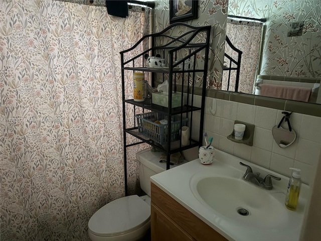 125 Ramona Cir Fl, Palm Harbor, FL 34683 - bathroom featuring a shower with shower curtain, vanity, wallpapered walls, toilet, and tile walls
