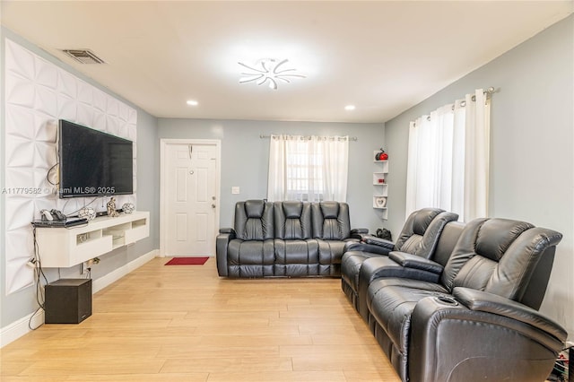living area featuring recessed lighting, visible vents, light wood-type flooring, and baseboards
