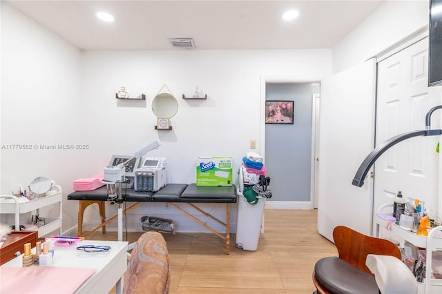 interior space with visible vents, light wood-style flooring, recessed lighting, and baseboards