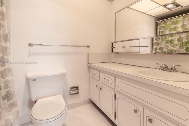 bathroom with tile patterned flooring, vanity, toilet, a shower with shower curtain, and baseboards