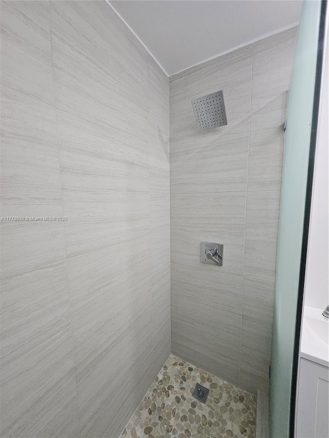 full bathroom featuring tiled shower