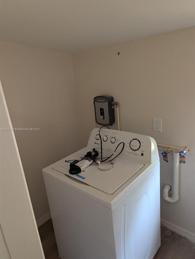laundry area with washer / dryer and baseboards