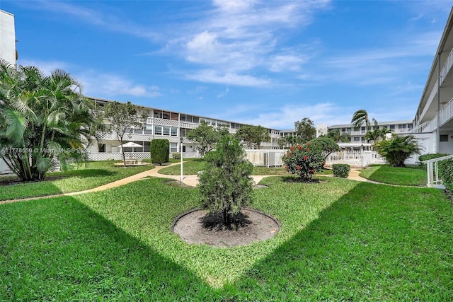15600 NE 6th Ave Unit 30A, Miami, FL 33162 - view of home's community featuring a lawn
