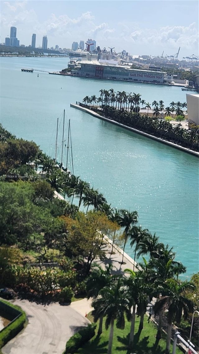 water view with a view of skyline