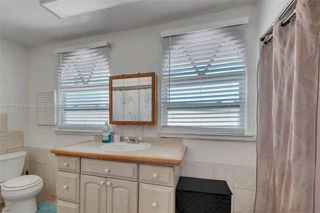 108 Long Ben Dr, Key Largo, FL 33037 - full bathroom featuring toilet, curtained shower, vanity, and tile walls
