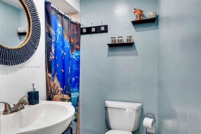 108 Long Ben Dr, Key Largo, FL 33037 - full bathroom featuring toilet, curtained shower, and a sink