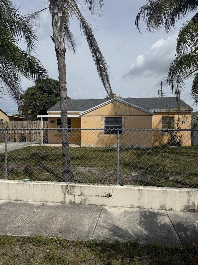 view of front of house featuring a front lawn and a fenced front yard