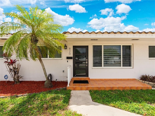 property entrance featuring stucco siding