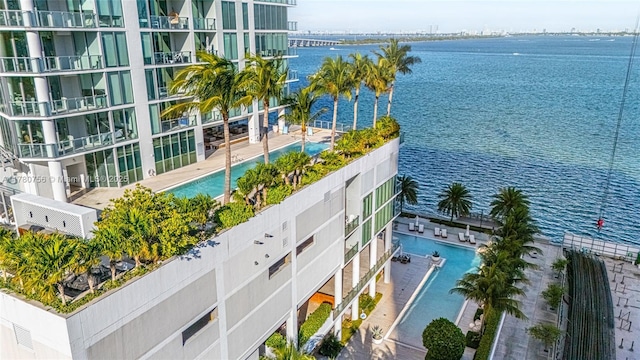 bird's eye view featuring a water view
