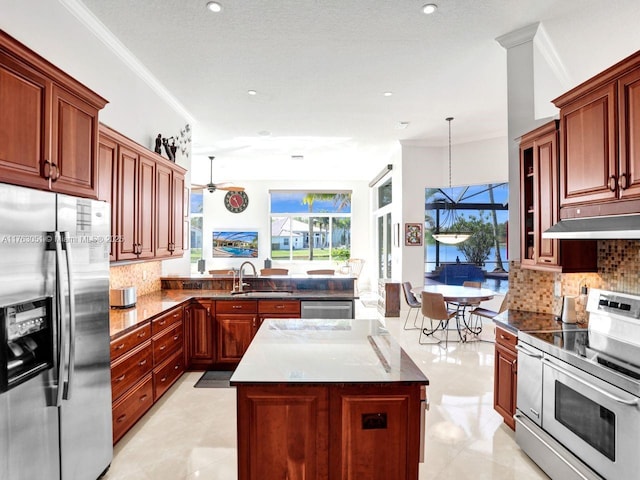 kitchen with stainless steel appliances, under cabinet range hood, a sink, and crown molding