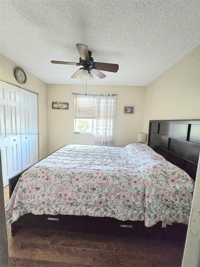 bedroom featuring a closet, ceiling fan, and a textured ceiling