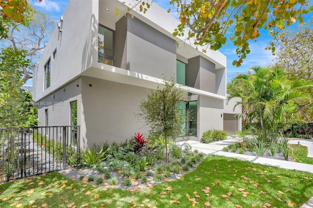 2851 W Trade Ave, Miami, FL 33133 - view of front facade with stucco siding and fence