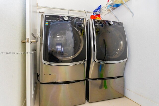 laundry room with laundry area and washer and clothes dryer