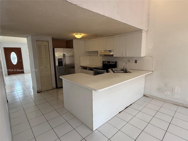 kitchen with a textured ceiling, a sink, stainless steel appliances, under cabinet range hood, and a peninsula
