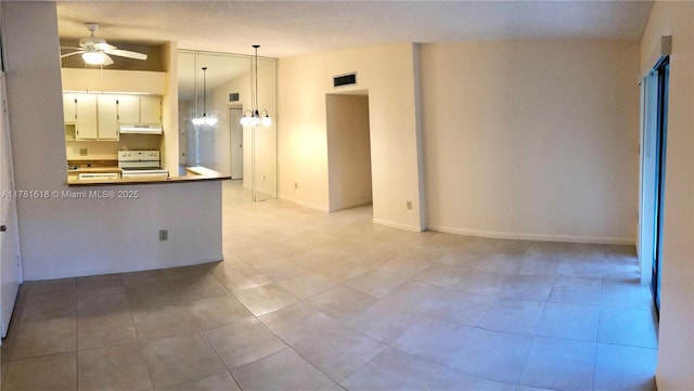 9674 S Belfort Cir Unit 202, Tamarac, FL 33321 - kitchen featuring visible vents, under cabinet range hood, vaulted ceiling, ceiling fan with notable chandelier, and electric range