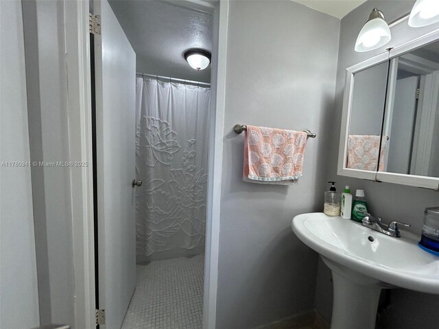 2899 Collins Ave Unit 708, Miami Beach, FL 33140 - full bath featuring tile patterned floors and a shower with shower curtain