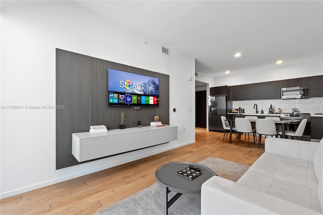 398 NE 5th St Unit 2119, Miami, FL 33132 - living area featuring light wood-style flooring, baseboards, visible vents, and recessed lighting