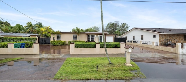 view of front of house with stucco siding and a fenced front yard