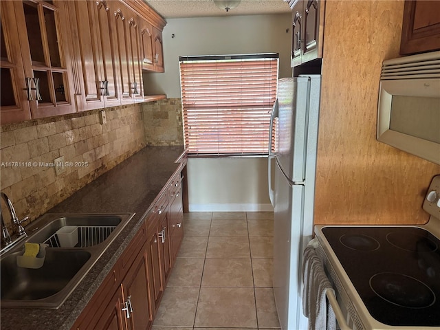 9968 Nob Hill Ct Unit 9968, Sunrise, FL 33351 - kitchen featuring electric stove, a sink, freestanding refrigerator, dark countertops, and decorative backsplash