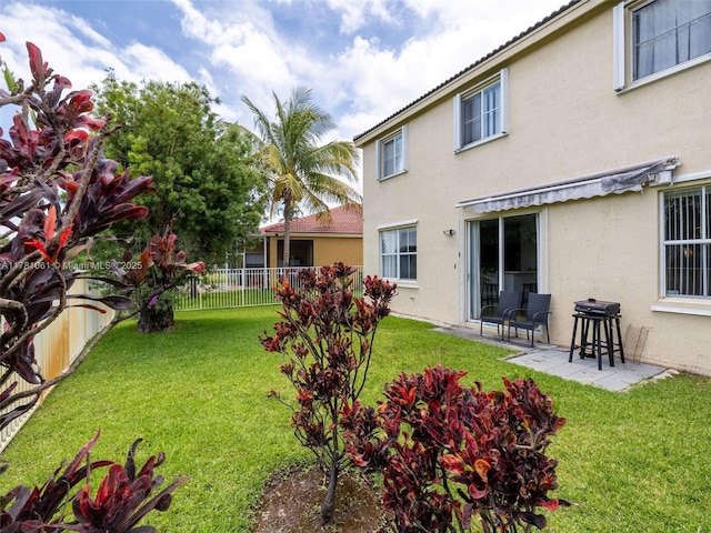 view of yard featuring a fenced backyard and a patio area