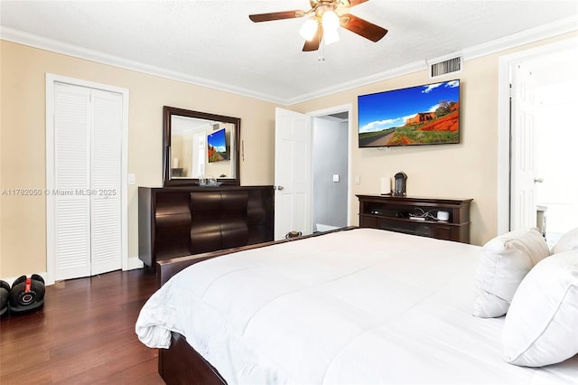 bedroom featuring baseboards, ornamental molding, dark wood-style floors, visible vents, and ceiling fan