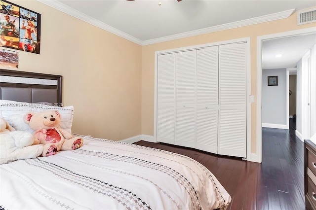 bedroom featuring crown molding, a closet, visible vents, baseboards, and dark wood-style floors