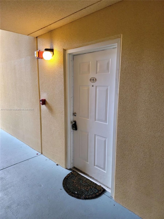 view of exterior entry with stucco siding