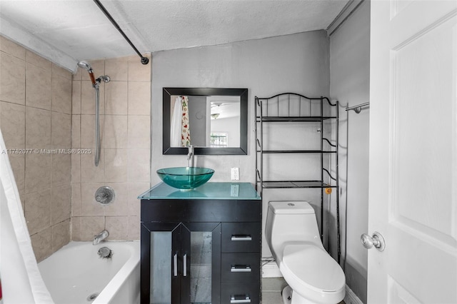 425 NW 8th Ave, Homestead, FL 33030 - full bath with toilet, shower / tub combo, vanity, and a textured ceiling